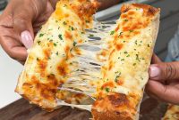 Crispy Roasted Garlic Cheddar Bread Recipe