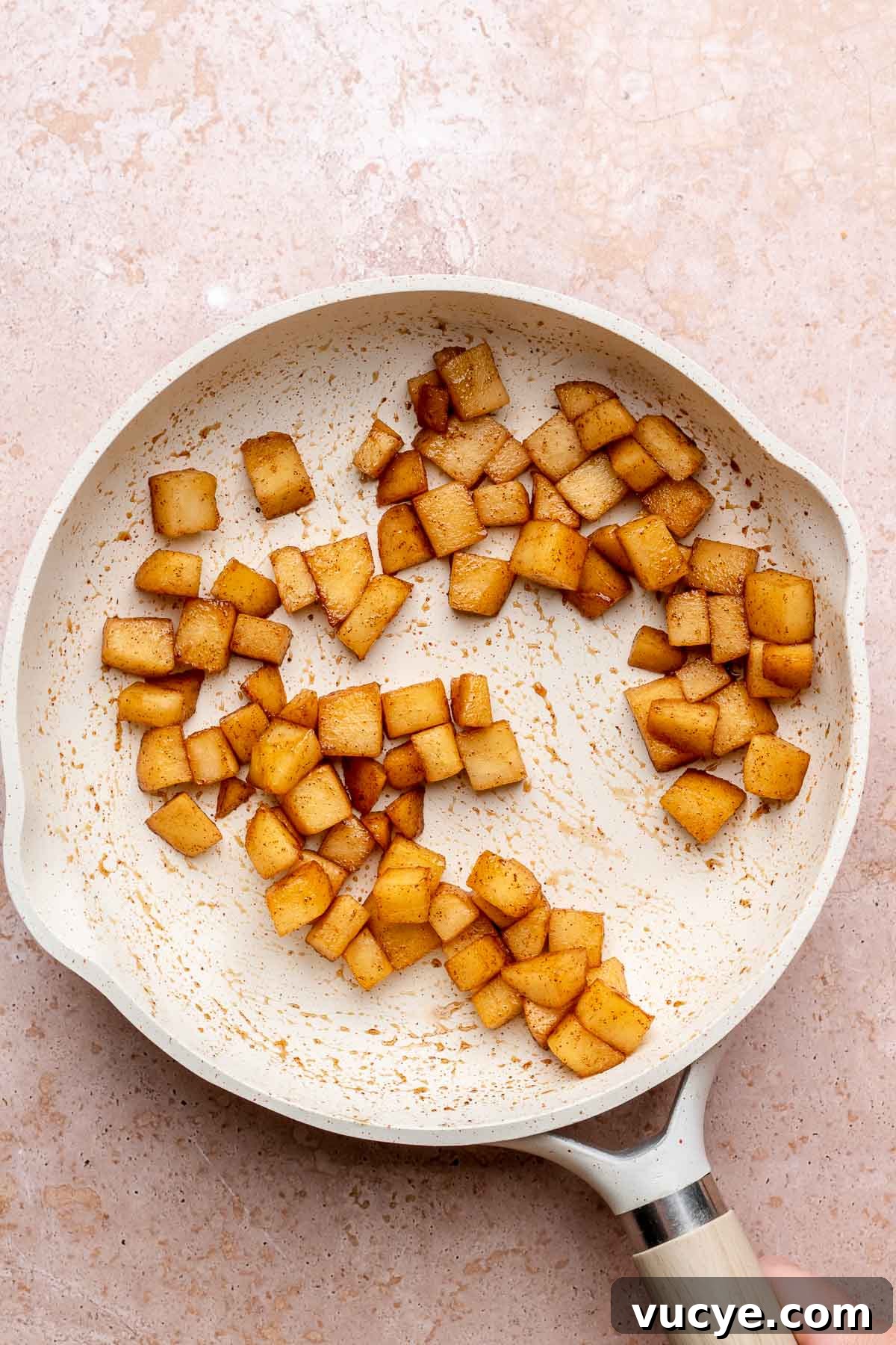 Apple Cinnamon Blondie Recipe — Chewy Spiced Apple Bars 4 Cut cinnamon sugar apples in a pan.