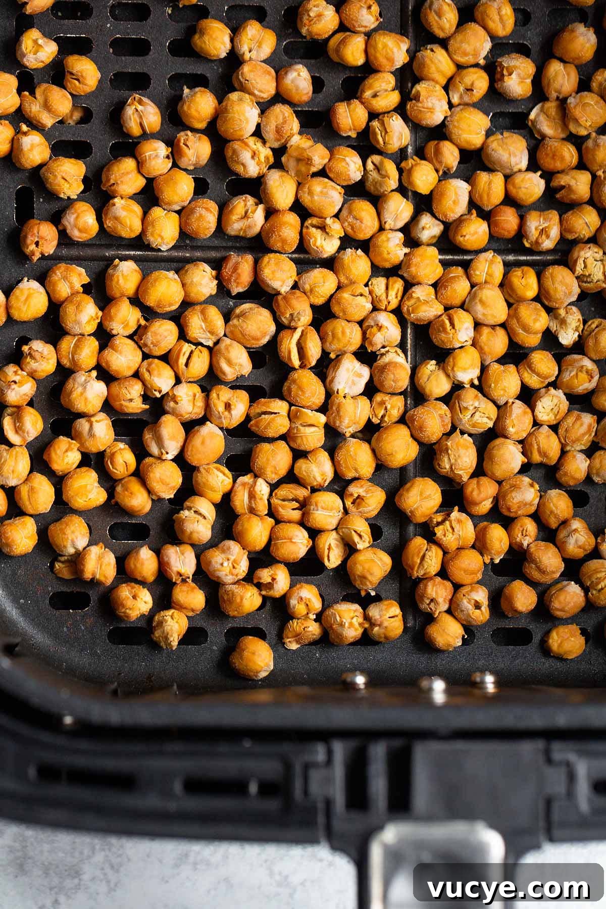 Crispy Oil-Free Air Fryer Chickpeas for Snacking 5 Crispy air fryer chickpeas with no oil in air fryer basket