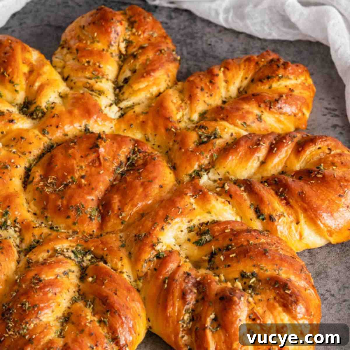 cheesy garlic star bread featured image.